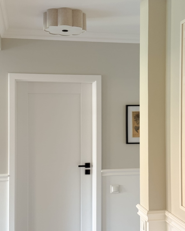 Lniana lampa sufitowa w kształcie kwiatu jako oświetlenie korytarza AUREA BLACK.