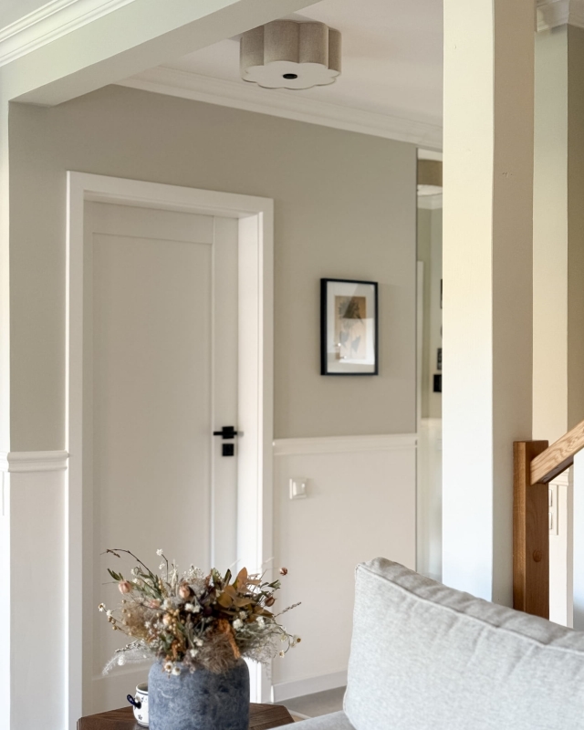 Lniana lampa sufitowa w kształcie kwiatu jako oświetlenie korytarza AUREA BLACK.