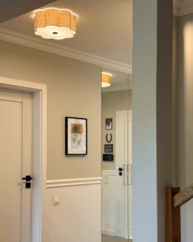 Lniana lampa sufitowa w kształcie kwiatu jako oświetlenie korytarza AUREA BLACK - zapalone światło.