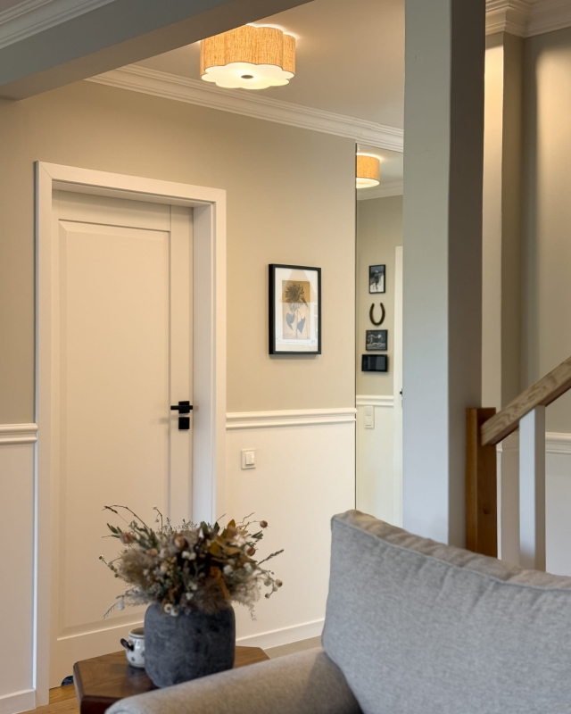 Lniana lampa sufitowa w kształcie kwiatu jako oświetlenie korytarza AUREA BLACK - zapalone światło.