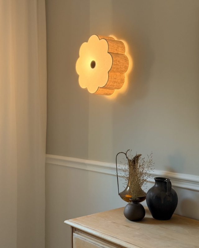 Lniany kinkiet w kształcie kwiatu AUREA BLACK - zapalone światło.