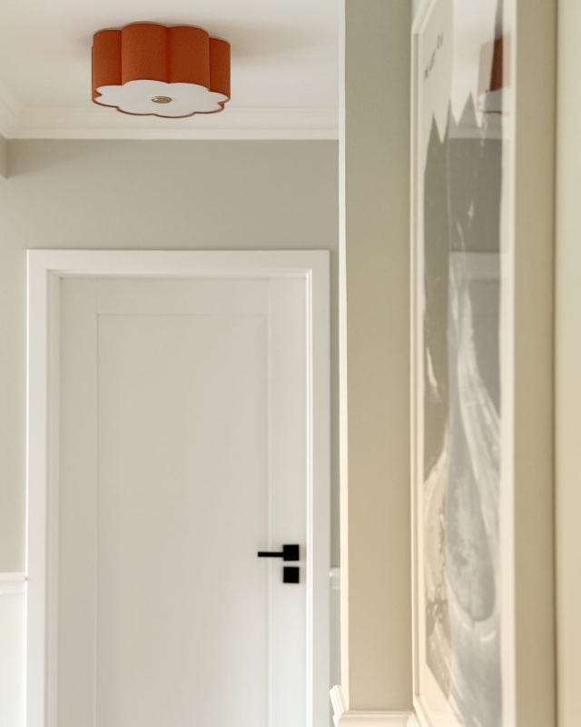 Pomarańczowa lampa sufitowa w kształcie kwiatu jako oświetlenie korytarza AUREA GOLD.