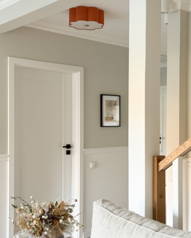 Pomarańczowa lampa sufitowa w kształcie kwiatu jako oświetlenie korytarza AUREA GOLD.