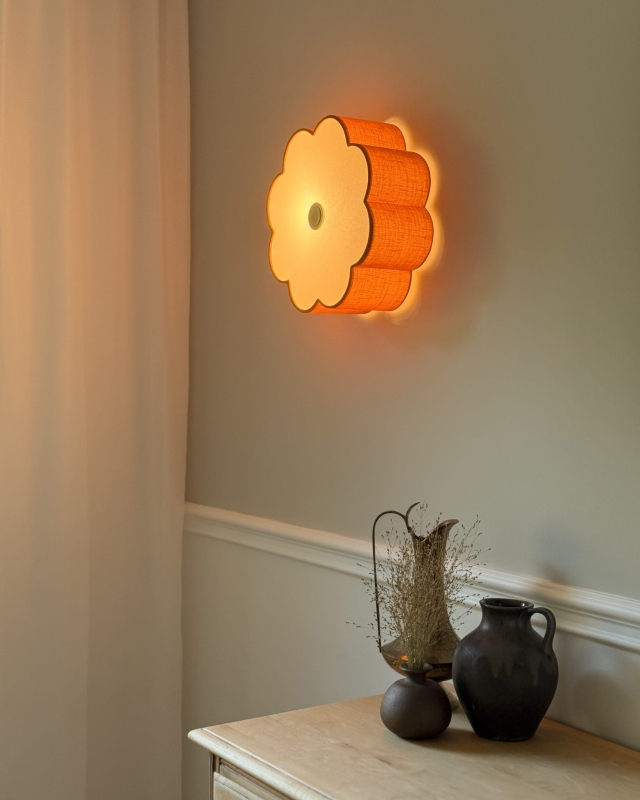 Pomarańczowy kinkiet w kształcie kwiatu AUREA GOLD - zapalone światło.