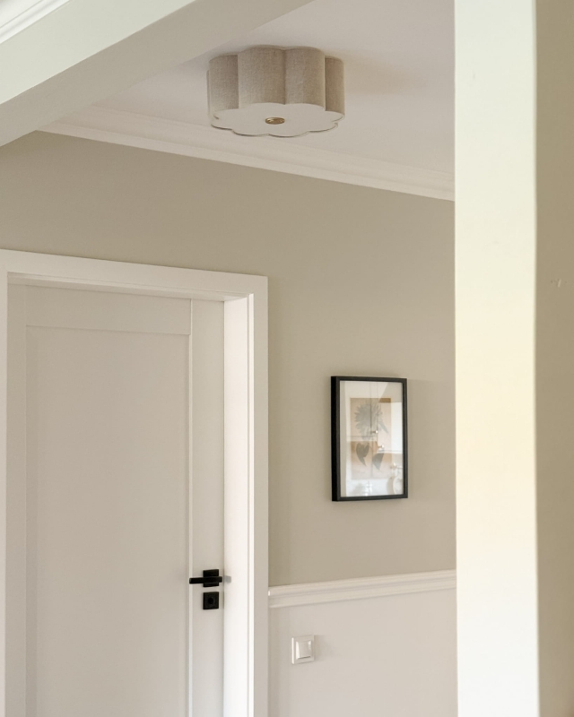 Lniana lampa sufitowa w kształcie kwiatu jako oświetlenie korytarza AUREA GOLD.