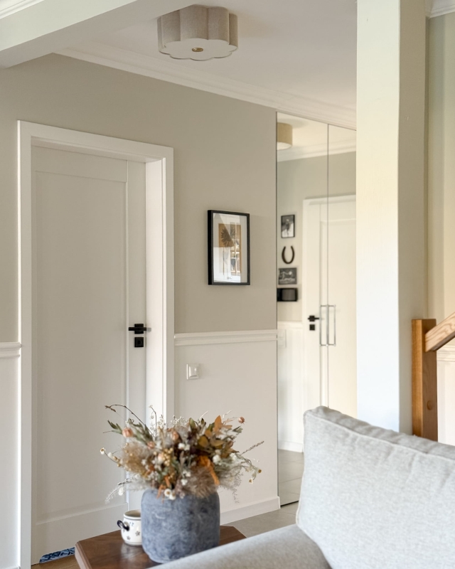 Lniana lampa sufitowa w kształcie kwiatu jako oświetlenie korytarza AUREA GOLD.