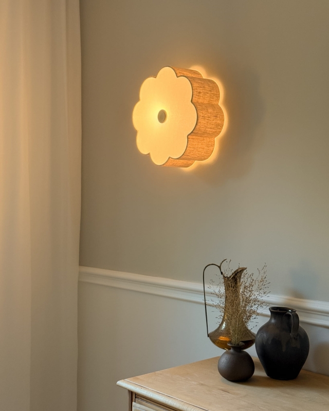 Lniany kinkiet w kształcie kwiatu AUREA GOLD - zapalone światło.