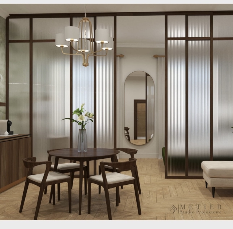 Ozdobny żyrandol w kolorze starego złota z białymi abażurami MARANELLO - wizualizacja.