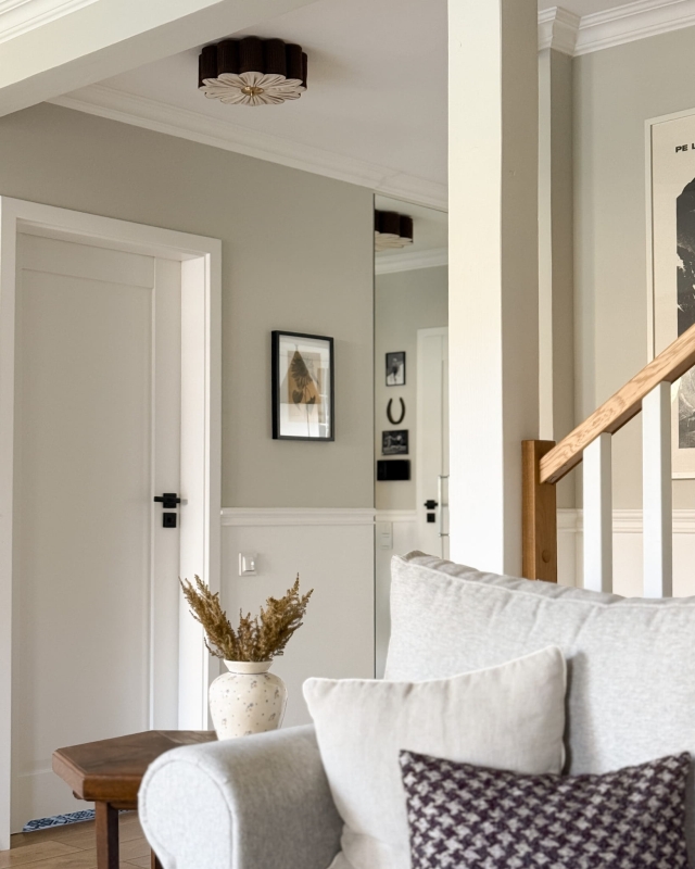 Mała brązowa lampa sufitowa w kształcie kwiatu PEONIA I w aranżacji w korytarzu.