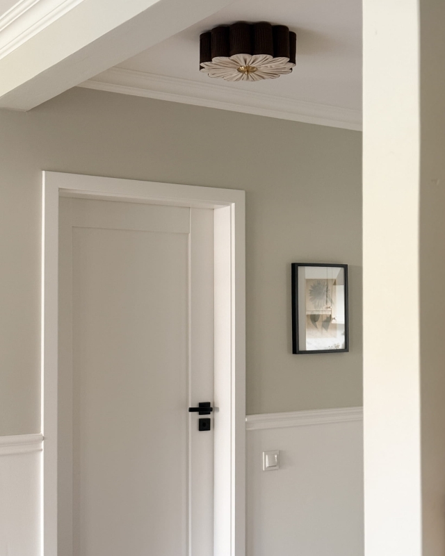 Mała brązowa lampa sufitowa w kształcie kwiatu PEONIA I w aranżacji w korytarzu.