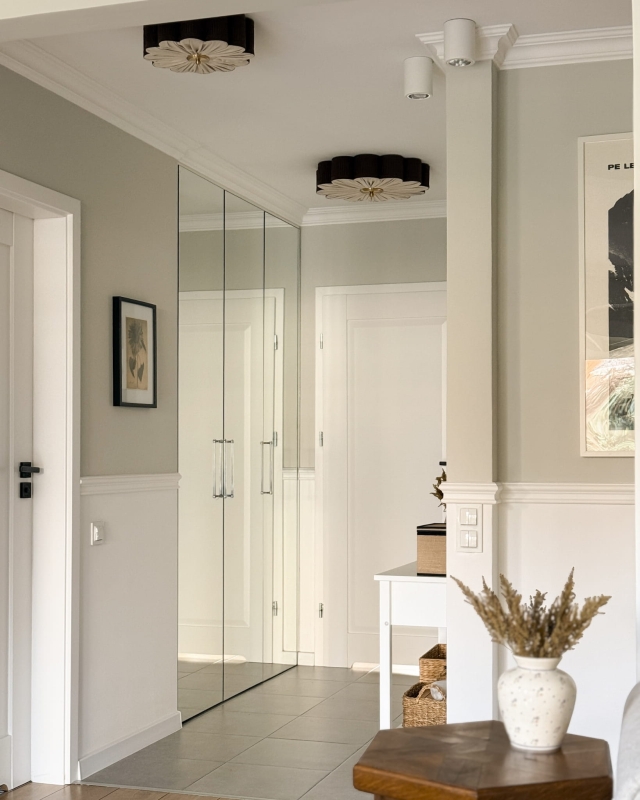 Mała brązowa lampa sufitowa w kształcie kwiatu PEONIA I w aranżacji w korytarzu razem z lampą w większym rozmiarze z tej samej kolekcji.