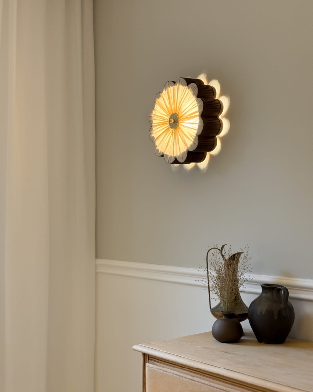 Brązowy kinkiet w kształcie kwiatu z mosiężnym dekorem PEONIA I - zapalone światło.