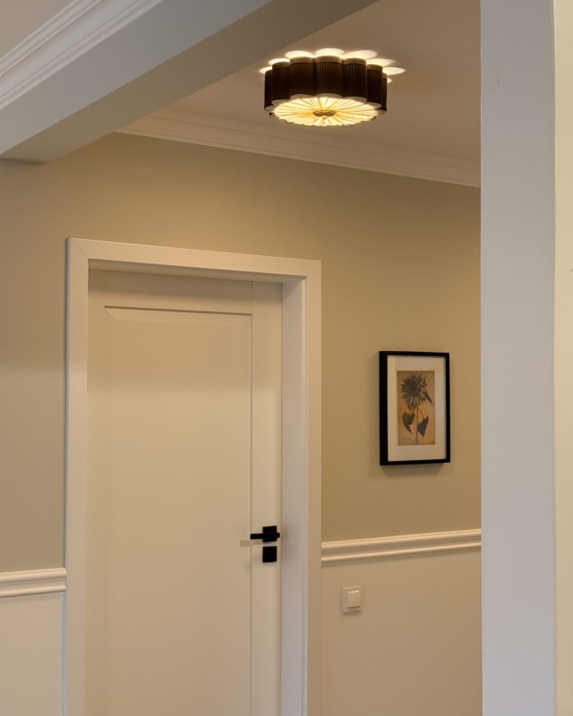 Mała brązowa lampa sufitowa w kształcie kwiatu PEONIA I w aranżacji w korytarzu - zapalone światło.