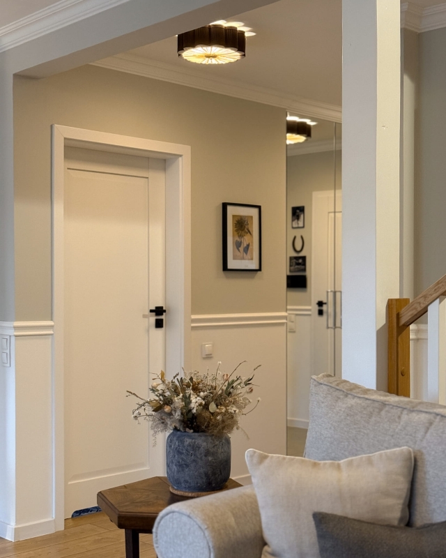 Mała brązowy plafon w kształcie kwiatu PEONIA I w aranżacji w korytarzu - zapalone światło.