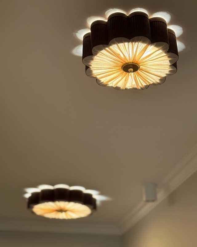 Mała brązowa lampa sufitowa w kształcie kwiatu PEONIA I w aranżacji w korytarzu - zapalone światło, zbliżenie.