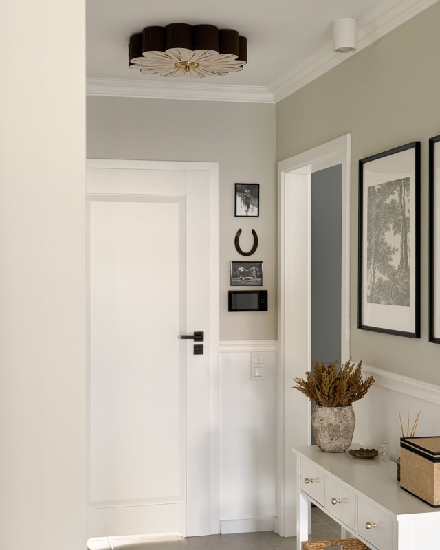 Brązowy plafon w kształcie kwiatu z mosiężnym dekorem PEONIA II w aranżacji w korytarzu.