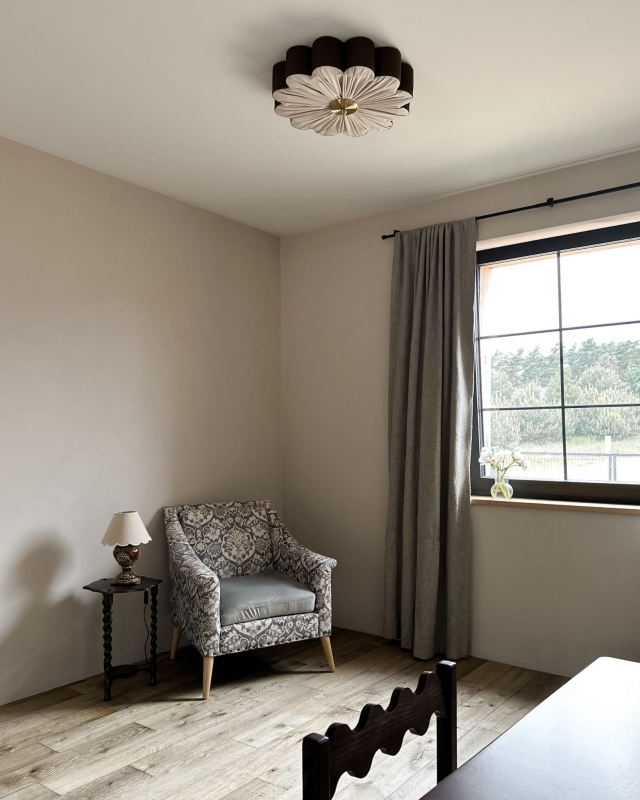 Brązowy plafon w kształcie kwiatu z mosiężnym dekorem PEONIA II w aranżacji w sypialni.