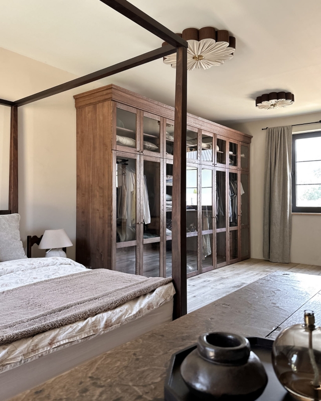 Brązowy plafon w kształcie kwiatu z mosiężnym dekorem PEONIA II w aranżacji w sypialni razem z większym plafonem z tej samej kolekcji.