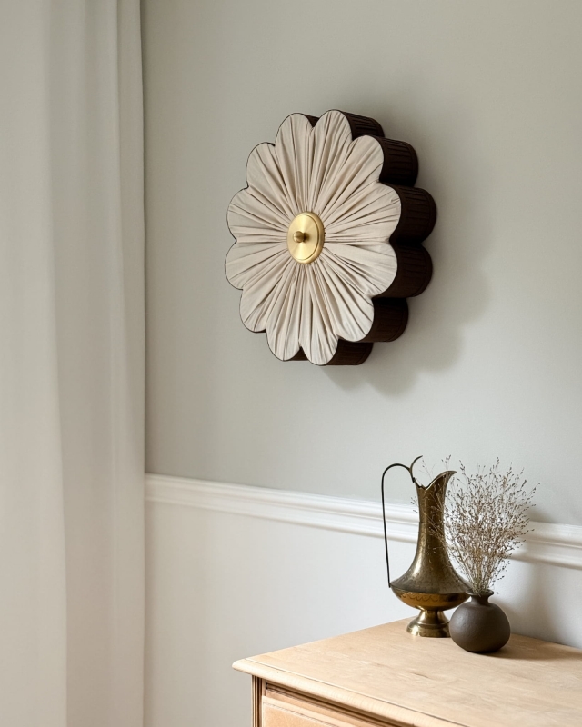 Brązowy kinkiet w kształcie kwiatu z mosiężnym dekorem PEONIA II zamontowany na ścianie.