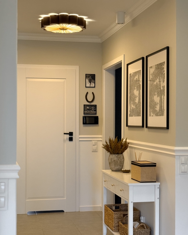 Brązowy plafon w kształcie kwiatu z mosiężnym dekorem PEONIA II w aranżacji w korytarzu - zapalone światło.