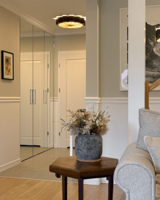 Brązowy plafon w kształcie kwiatu z mosiężnym dekorem PEONIA II w aranżacji w korytarzu - zapalone światło.