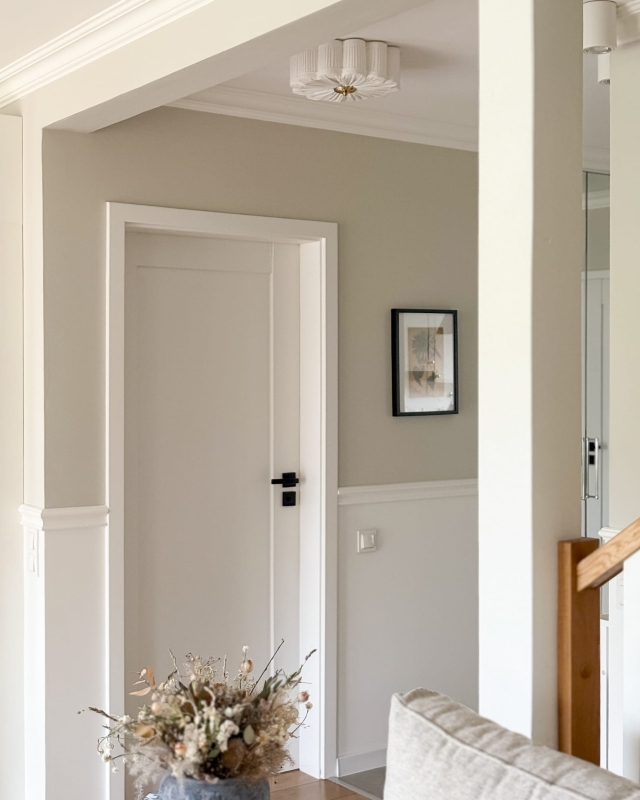 Biała lampa sufitowa w kształcie kwiatu z mosiężnym dekorem PEONIA I śmietankowa biel w aranżacji w korytarzu.