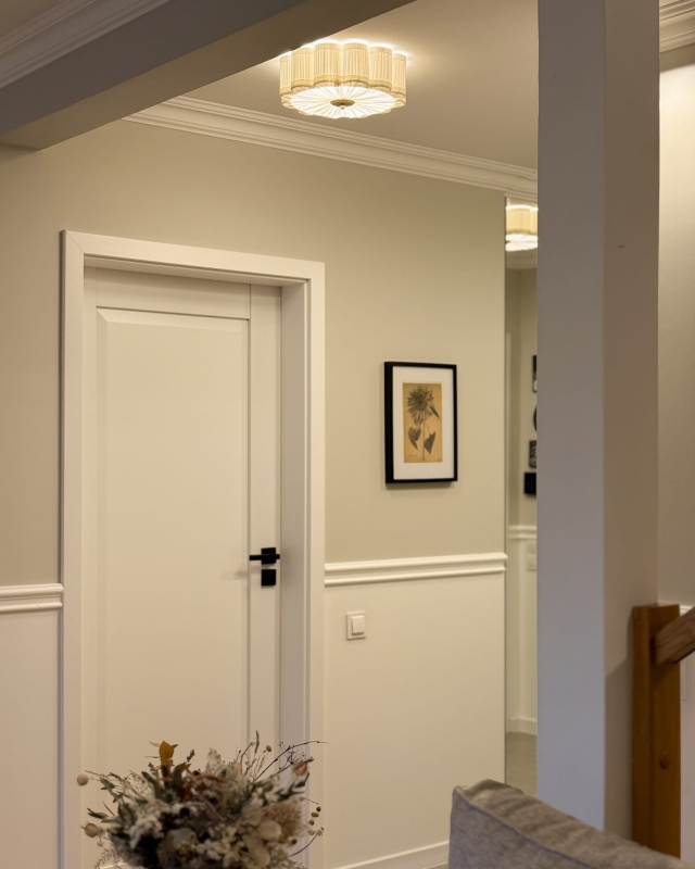 Biała lampa sufitowa w kształcie kwiatu z mosiężnym dekorem PEONIA I śmietankowa biel w aranżacji w korytarzu - zapalone światło.