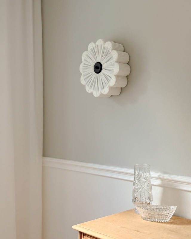 Biały kinkiet w kształcie kwiatu z czarnym dekorem PEONIA BLACK I śmietankowa biel w aranżacji na ścianie.