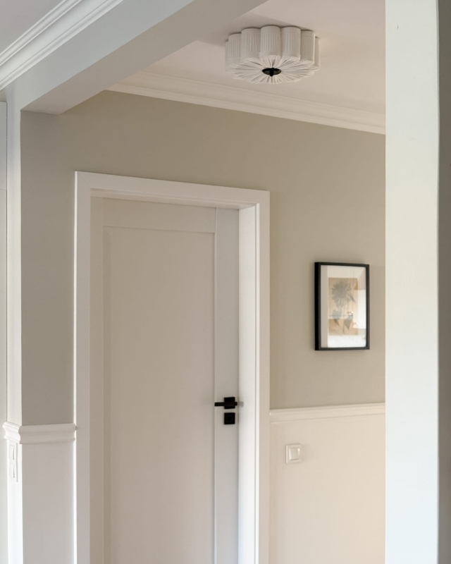 Biała lampa sufitowa w kształcie kwiatu z czarnym dekorem PEONIA BLACK I śmietankowa biel w aranżacji w korytarzu.