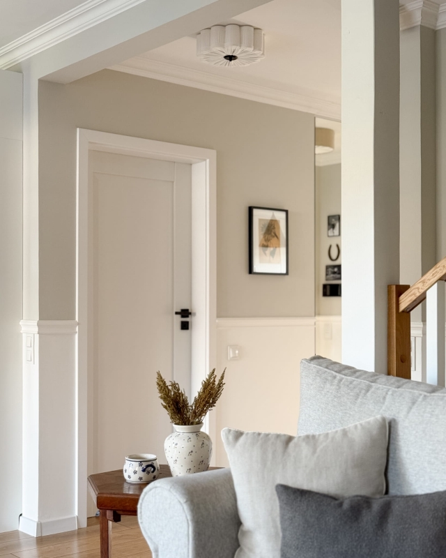 Biała lampa sufitowa w kształcie kwiatu z czarnym dekorem PEONIA BLACK I śmietankowa biel w aranżacji w korytarzu.