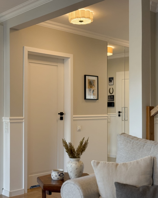 Biała lampa sufitowa w kształcie kwiatu z czarnym dekorem PEONIA BLACK I śmietankowa biel w aranżacji w korytarzu - zapalone światło.