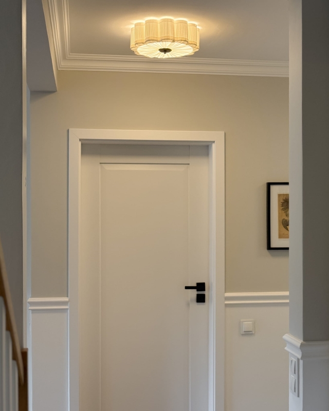 Biała lampa sufitowa w kształcie kwiatu z czarnym dekorem PEONIA BLACK I śmietankowa biel w aranżacji w korytarzu - zapalone światło.