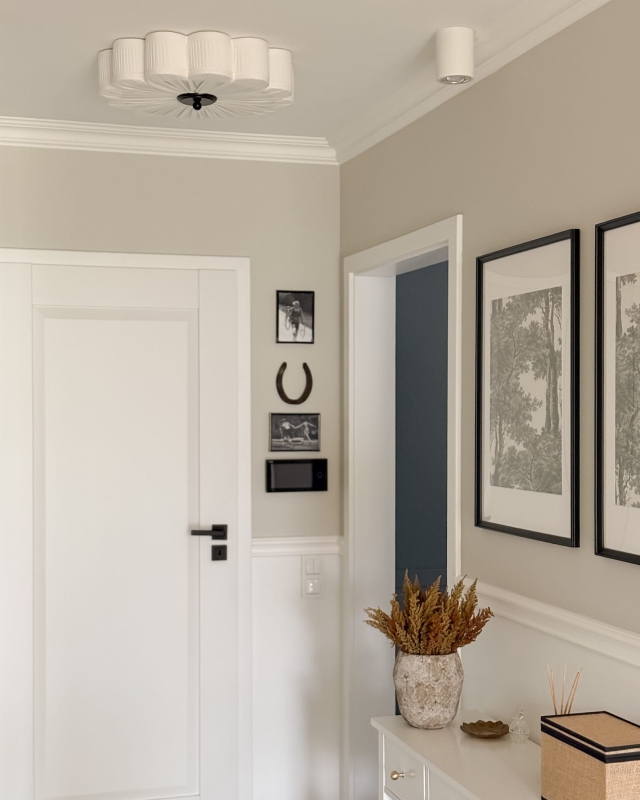 Biała lampa sufitowa w kształcie kwiatu z czarnym dekorem PEONIA BLACK I śmietankowa biel w aranżacji w korytarzu.