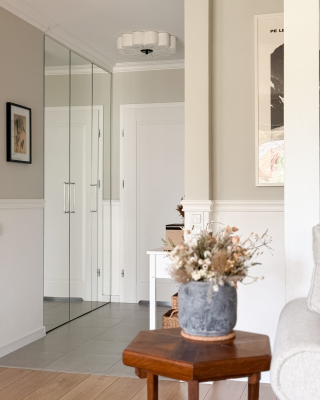 Biała lampa sufitowa w kształcie kwiatu z czarnym dekorem PEONIA BLACK I śmietankowa biel w aranżacji w korytarzu.