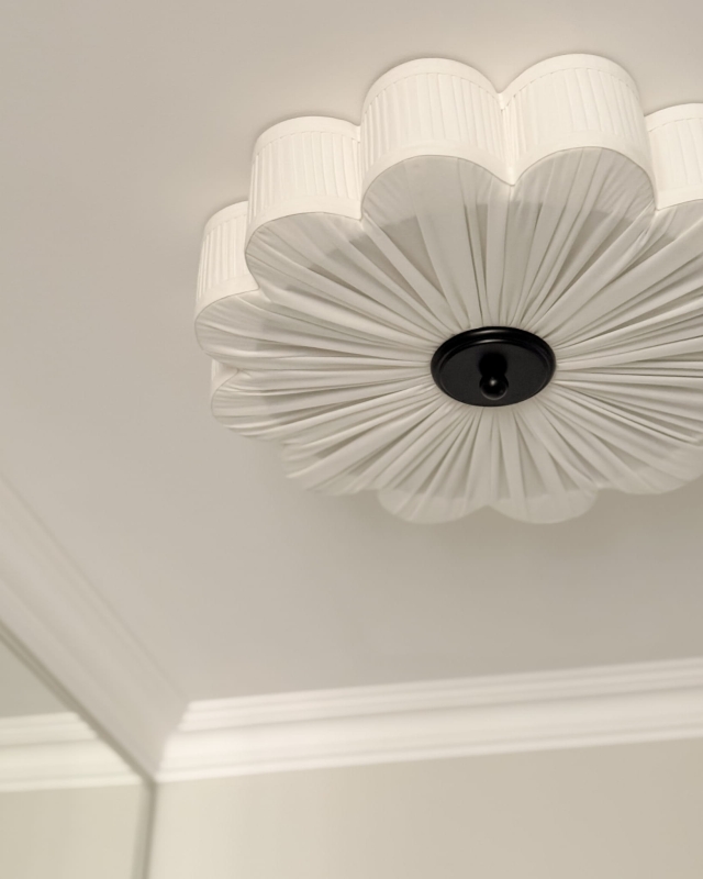 Biały plafon w kształcie kwiatu z czarnym dekorem PEONIA BLACK I śmietankowa biel - detal.