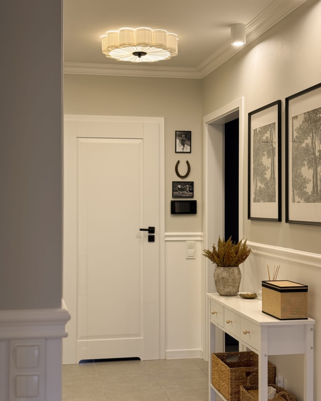 Biała lampa sufitowa w kształcie kwiatu z czarnym dekorem PEONIA BLACK I śmietankowa biel w aranżacji w korytarzu - zapalone światło.