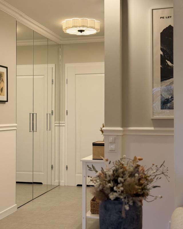 Biała lampa sufitowa w kształcie kwiatu z czarnym dekorem PEONIA BLACK I śmietankowa biel w aranżacji w korytarzu - zapalone światło.