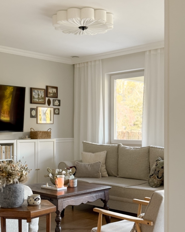 Duży biały plafon w kształcie kwiatu z czarnym dekorem PEONIA BLACK III śmietankowa biel w aranżacji jako główna lampa sufitowa do salonu.