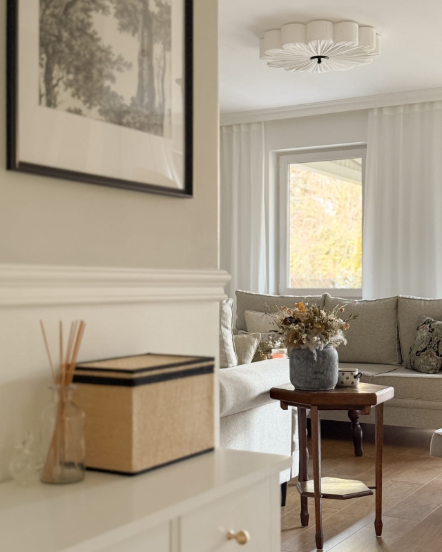 Duży biały plafon w kształcie kwiatu z czarnym dekorem PEONIA BLACK III śmietankowa biel w aranżacji jako główna lampa sufitowa do salonu.