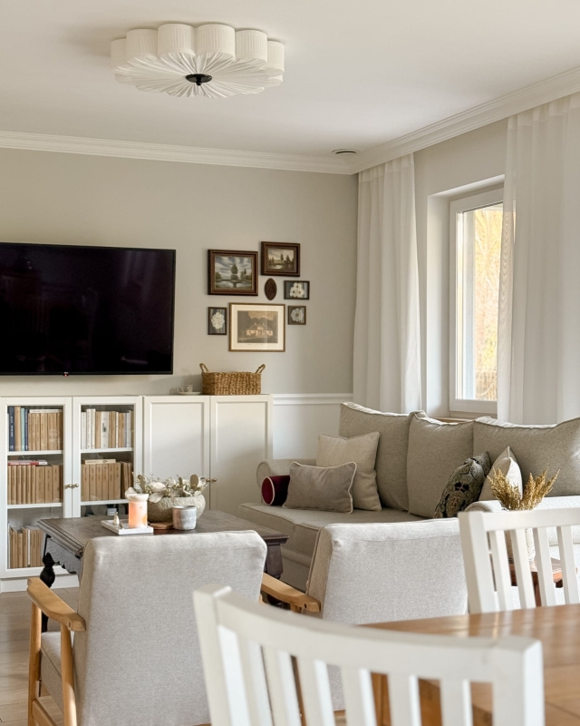 Duży biały plafon w kształcie kwiatu z czarnym dekorem PEONIA BLACK III śmietankowa biel w aranżacji jako główna lampa sufitowa do salonu.