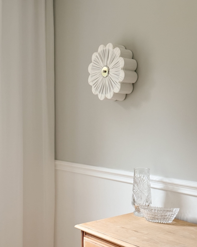 Mały biały kinkiet ze srebrnym niklowanym dekorem PEONIA SILVER I śmietanka w aranżacji na ścianie.