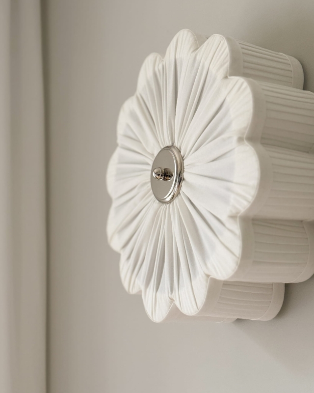Mały biały kinkiet ze srebrnym niklowanym dekorem PEONIA SILVER I śmietanka w aranżacji na ścianie - detal.