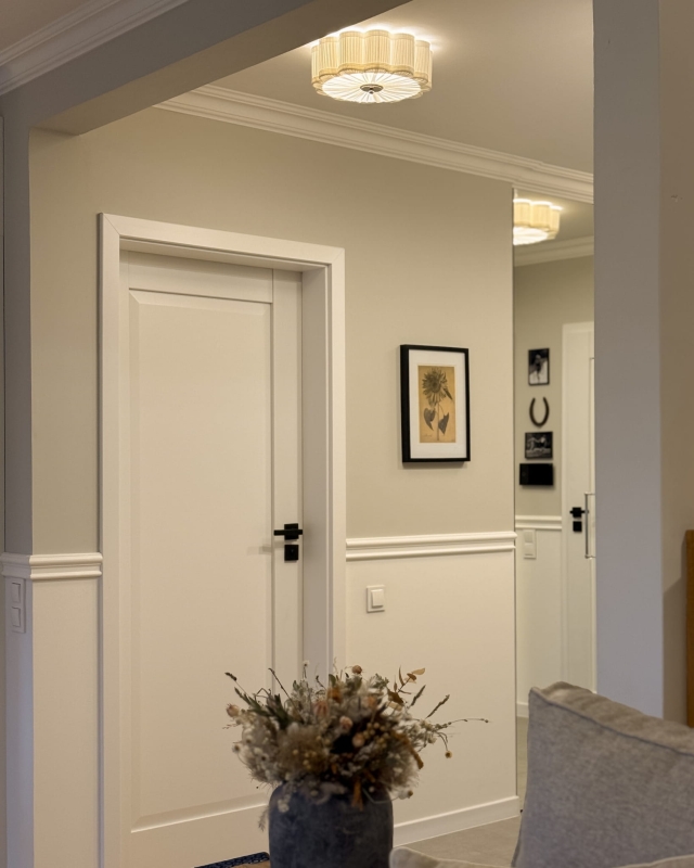 Mały biały plafon ze srebrnym niklowanym dekorem PEONIA SILVER I śmietanka w aranżacji jako lampa sufitowa do korytarza.