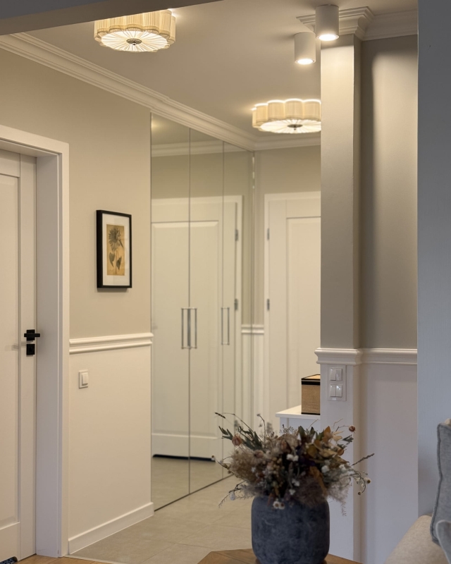 Mały biały plafon ze srebrnym niklowanym dekorem PEONIA SILVER I śmietanka w aranżacji jako lampa sufitowa do korytarza razem z większym plafonem z tej samej kolekcji.