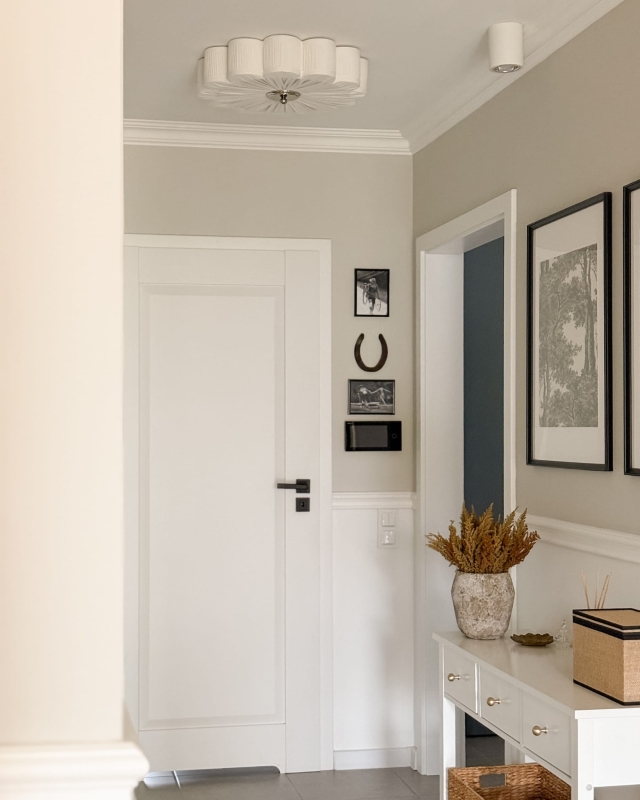 Biały plafon ze srebrnym niklowanym dekorem PEONIA SILVER II śmietanka w aranżacji jako lampa sufitowa do korytarza.