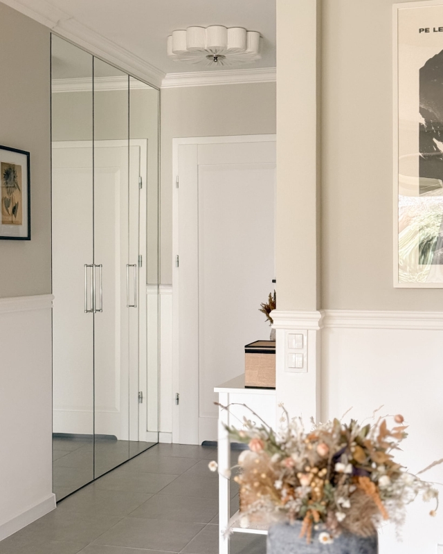 Biały plafon ze srebrnym niklowanym dekorem PEONIA SILVER II śmietanka w aranżacji jako lampa sufitowa do korytarza.