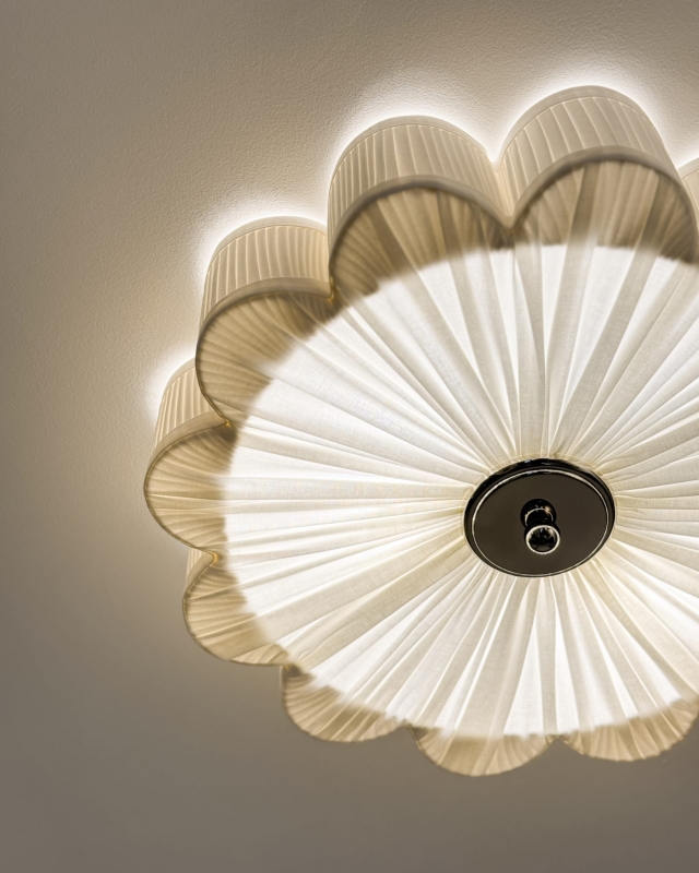 Biały plafon ze srebrnym niklowanym dekorem PEONIA SILVER II śmietanka w aranżacji jako lampa sufitowa do korytarza - zapalone światło, detal.