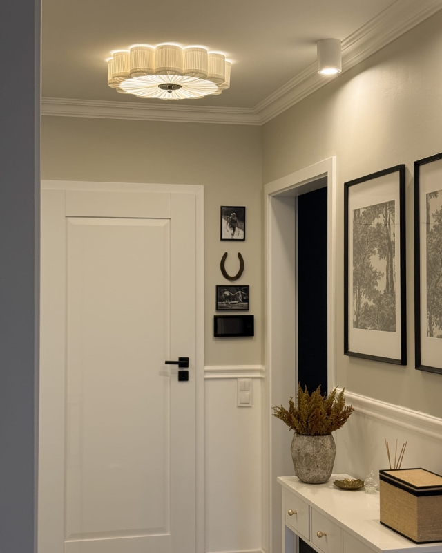 Biały plafon ze srebrnym niklowanym dekorem PEONIA SILVER II śmietanka w aranżacji jako lampa sufitowa do korytarza - zapalone światło.