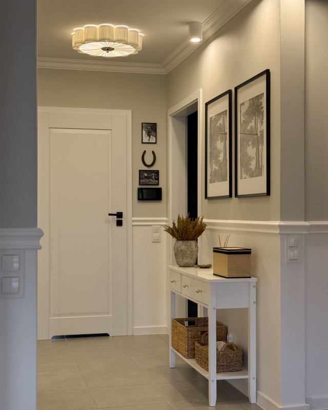 Biały plafon ze srebrnym niklowanym dekorem PEONIA SILVER II śmietanka w aranżacji jako lampa sufitowa do korytarza - zapalone światło.