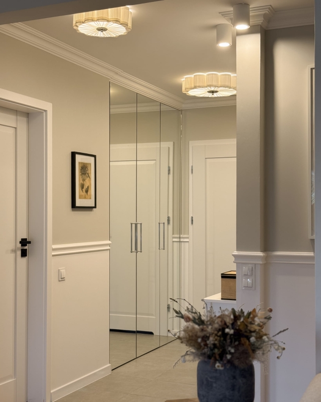 Biały plafon ze srebrnym niklowanym dekorem PEONIA SILVER II śmietanka w aranżacji jako lampa sufitowa do korytarza razem z mniejszym plafonem z tej samej kolekcji.